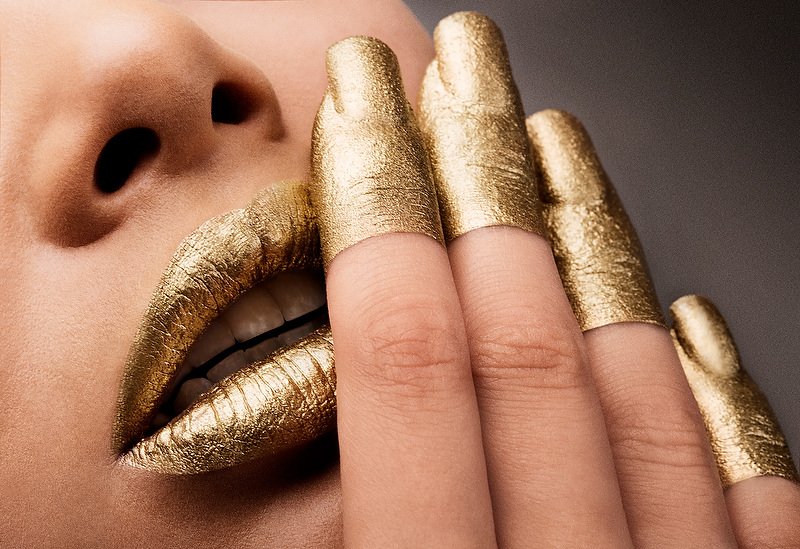 Beauty Gold Lips and Fingers